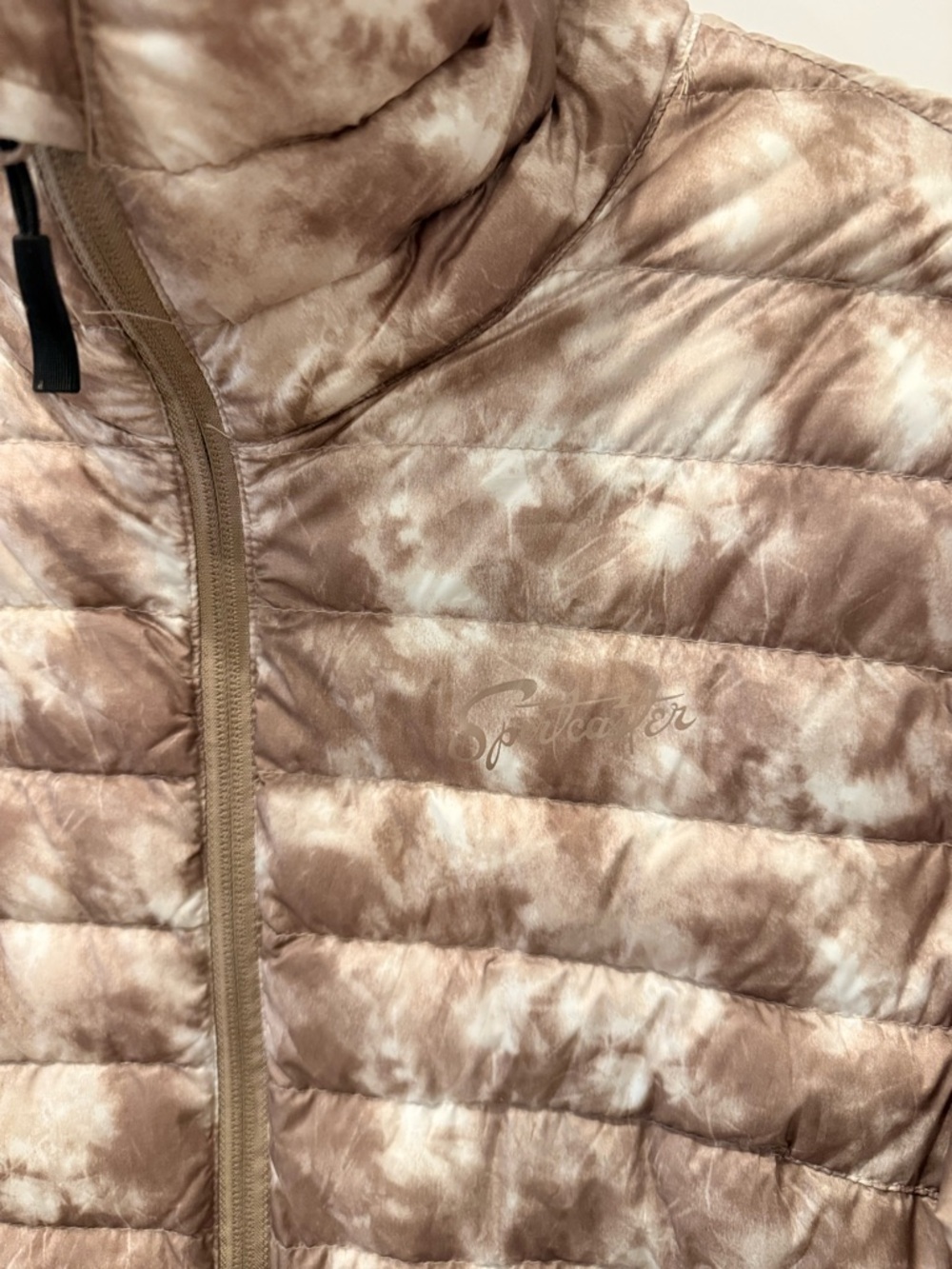 Women's Lightweight Tan Tie-Dye Puffer Jacket with Subtle Script